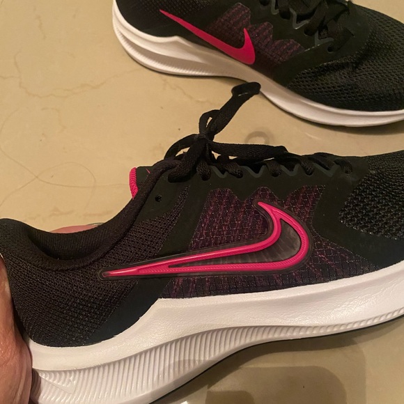 black and pink nikes - Picture 3 of 4